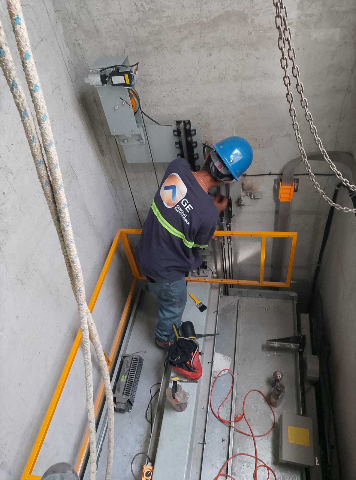 Técnico de GE Elevadores en foso de elevador
